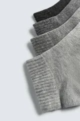 Pack de cuatro pares de calcetines tobilleros tejidos en mezcla de algodón, en tonos de gris y negro. Presentan un acabado acanalado (rib) en la caña.