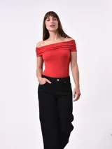 Body negro de manga corta con escote Bardot (hombros descubiertos) y cuello drapeado.