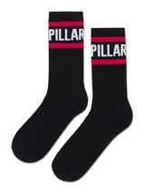 Medias largas de caña media color negro, con franjas horizontales rojas y el nombre de la marca estampado en blanco en la parte superior.