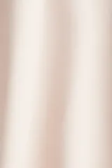 Musculosa sin mangas color rosa pálido, con cuello redondo y paneles laterales que crean un efecto peplum acampanado en la parte inferior.