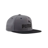 Gorra Puma Essentials N°1 Flat Brim de visera plana, color gris con visera negra y logo bordado en relieve.