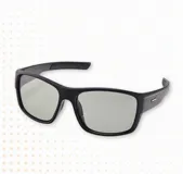 Lentes de sol MDQ modelo Rafiki, con montura cuadrada negra y lentes grises.