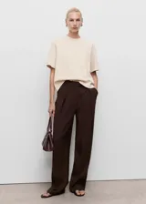 Camiseta de algodón de corte oversize, con cuello redondo y mangas cortas.