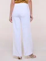 Pantalón sastrero blanco de tiro alto, corte wide leg y pierna ancha con caída fluida. Cuenta con cintura ancha lisa, cierre frontal oculto y bolsillos laterales.