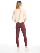 Legging de tiro alto confeccionada en algodón elástico con cintura ancha modeladora. Presenta un calce ajustado y tejido opaco de tacto natural.