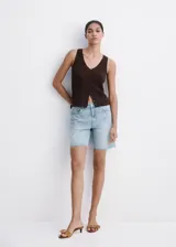Short de denim tiro bajo en color celeste claro, de corte recto y con terminación deshilachada en las perneras.