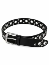 Cinto negro de cuero sintético con múltiples ojales metálicos plateados y hebilla rectangular plateada.