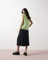 Chaleco verde claro de cashmere cepillada, con cuello en V, corte recto, sin mangas y cierre frontal con botones de corozo.