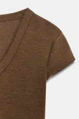 Camiseta de algodón con cuello redondo amplio y mangas cortas, de corte regular y largo estándar.