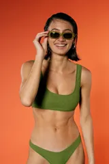 Corpiño de bikini tipo top con escote amplio y breteles fijos, confeccionado en tela texturada color verde militar.