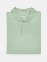 Remera tipo polo negra de algodón, con cuello y borde de mangas con línea blanca.