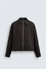 Sobrecamisa regular fit color gris oscuro, confeccionada en tejido con viscosa. Presenta cuello solapa, manga larga con puño abotonado, bolsillos de vivo en la cadera y cierre frontal con cremallera.