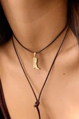 Collar de doble vuelta con cordón marrón y dije de acero quirúrgico en forma de bota vaquera dorada.