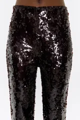 Pantalón negro de lentejuelas, de corte ajustado y cintura elástica.