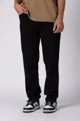 Jean mom de corte holgado color negro, confeccionado en denim de algodón con diseño clásico de cinco bolsillos y tiro medio.