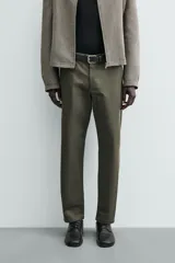 Pantalón chino de corte regular fit, confeccionado en tejido de algodón con elasticidad. Presenta bolsillos frontales, bolsillos traseros de vivo y cierre frontal con cremallera y botón.