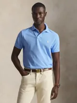 Chomba de algodón celeste Custom Slim Fit de manga corta, con cuello camisero, tapeta de dos botones y el icónico logotipo bordado en el pecho.