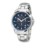 Reloj Maserati Successo con caja de acero inoxidable plateada de 44mm, esfera azul con taquímetro y logo de la marca, correa de acero inoxidable plateada, movimiento de cuarzo Seiko VD53, cristal mineral y resistencia al agua de 5 ATM.