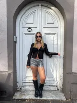 Short tiro alto con estampado animal print en tonos grises y blancos con lentejuelas plateadas.