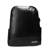 Mochila urbana North Sails modelo Juanma, confeccionada en cuero sintético negro con textura. Cuenta con compartimento para notebook, puerto USB integrado, bolsillos internos y externos para organización y placa metálica con el logo de la marca en la parte inferior.