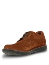 Zapato de cuero gamuzado color marrón, con diseño de costuras visibles en la puntera, cierre mediante cordones y suela de goma EVA en color negro.