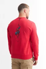 Buzo rojo de hombre con cuello redondo y estampado del logo de Spiderman en el pecho.