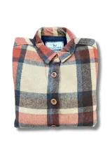 Camisa leñadora de franela a cuadros blancos, verdes, rojos y azules, con cuello clásico, cierre con botones de madera y corte recto.