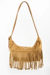 Bandolera marrón de gamuza sintética con flecos largos, cierre superior con cremallera y correa de hombro ajustable.