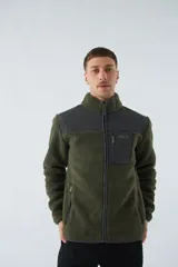 Campera de sherpa para hombre, color azul marino con detalles en marrón. Tiene cuello alto, cierre frontal y bolsillos laterales con cierre.