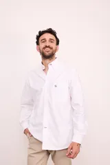 Camisa Oxford de corte clásico, confeccionada 100% en algodón con patrón de cuadros en tonos blancos, azules y amarillos. Cuenta con cuello abotonado, bolsillo frontal en el pecho con logo bordado y cierre de botones.