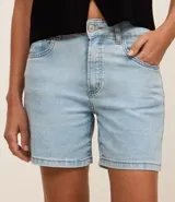 Short de jean celeste, con cintura media, trabillas, cierre con botón y cremallera, y bolsillos delanteros y traseros.