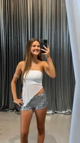 Short de tiro bajo cubierto de lentejuelas plateadas brillantes, con ajuste elástico en la cintura.