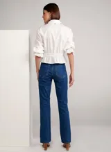 Pantalón de jean azul oscuro, de corte recto, con bolsillos delanteros y traseros, y cierre frontal con botón y cremallera.