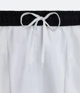 Short deportivo gris oscuro de microfibra con cintura elástica y bolsillos laterales.