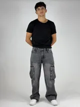 Pantalón de jean gris oscuro lavado, estilo cargo y corte baggy, con múltiples bolsillos laterales y calce holgado.