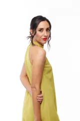 Vestido corto color verde oliva, con cuello halter y corte recto.