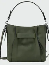 Cartera tipo crossbody de cuero color verde oliva, con diseño estructurado, solapa frontal con detalle de correa horizontal y asa superior corta. Incluye herrajes metálicos y correa ajustable para llevar al hombro o cruzada.