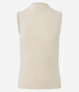 Musculosa básica de cuello alto, sin mangas, confeccionada en una mezcla de algodón, modal y elastano. Presenta un diseño ajustado y minimalista, ideal para uso diario.