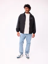 Campera rompevientos Rusty de nylon, color azul con detalles en azul claro en las mangas. Presenta cierre frontal, cuello alto y puños elásticos.