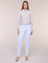 Pantalón de gabardina elastizada marca Zac & Rachel, color blanco, de corte recto. Posee pretina ancha con faja interna modeladora y costura frontal pespunteada en las piernas.