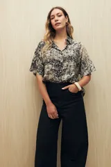 Jean ancho de tiro alto, color negro, con pierna amplia.