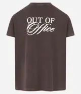 Remera deportiva marrón de algodón con cuello redondo y mangas cortas. Estampa pequeña en el frente y estampa grande con la frase "Out of Office" en la espalda.