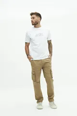 Pantalón cargo color beige de corte recto, con bolsillos laterales con solapa y botón, bolsillos traseros y pasacintos en la cintura.