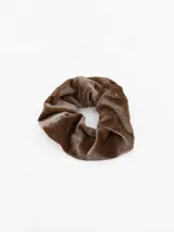 Colita para el pelo tipo scrunchie de textura aterciopelada y acanalada en color marrón.