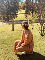 Vestido largo de lanilla color tostado, con mangas largas y corte holgado.