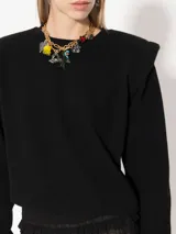 Sweater negro de lana y cashmere con hombreras y mangas largas.