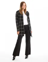 Cardigan de tejido de punto con diseño de cuadros, cuello con solapa y abertura frontal. Presenta un corte recto y mangas largas.