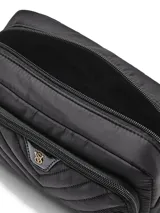 Estuche de maquillaje acolchado de color negro, con diseño matelassé en chevron en el bolsillo frontal, cierre con cremallera y detalle del logo de la marca en herraje dorado.