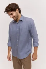 Camisa de lino color marrón mocha, de corte regular, con cuello clásico, mangas largas y cierre frontal con botones al tono.