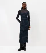 Vestido midi ajustado de tul con estampa floral, cuello redondo, mangas largas y transparencia sutil, incluye forro interior.